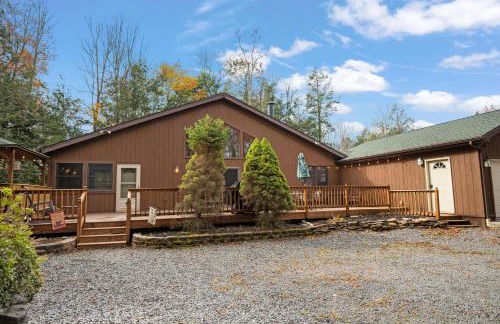 Relaxing Pocono Stay Near Lake with Hot Tub & BBQ - Foto 49