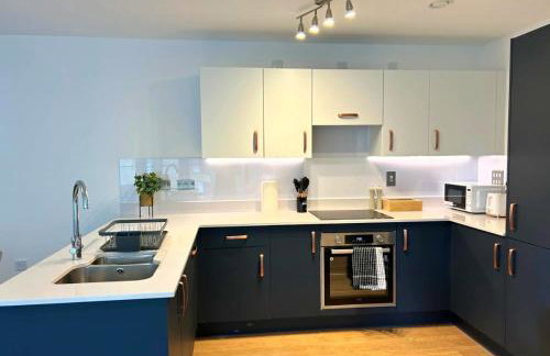 Luxury 2 Bedroom with Gym, Workspace, Balcony, Free Parking and 3 mins walk to train station - Foto 5