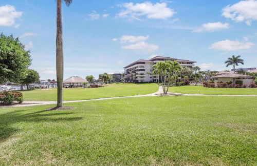 Walkout condo with beach access, pool and pickleball - Foto 34