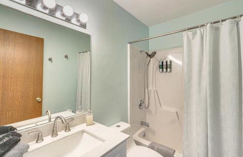 Lakefront Osage Beach Condo w/ Balcony & Pool - Foto 15