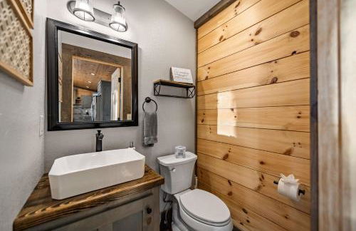 Chardonnay Chalet - Luxe Modern Chalet - Hot Tub, Wi-Fi, Fire Pit, Game Room, Amazing Deck - 15 min to Blue Ridge - Foto 23