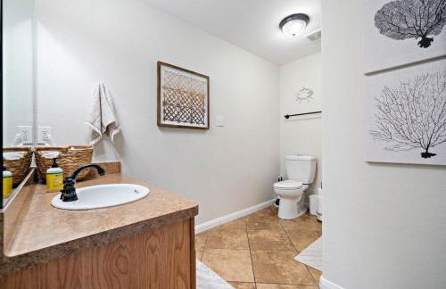 Beach house with large deck and patio - Foto 23