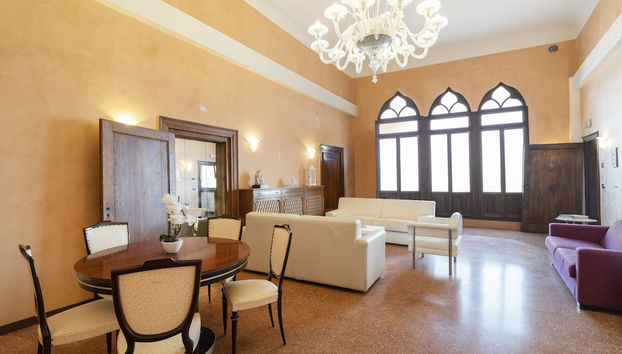 Coin salon dans le hall