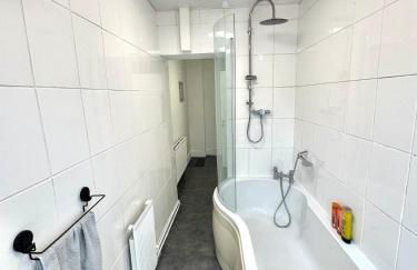 Rushden Home - Perfect for Contractors - Free Parking - Sleeps 5 - Garden - Netflix and HDR TV - Foto 14