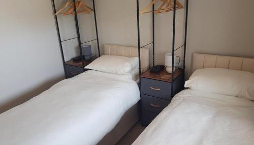 Beechcroft 2 bed part house - Photo 4