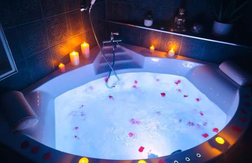 La jungle insolite, SPA, Écran cinéma, Lit à baldaquin king size, day use, 10 min centre - Foto 1