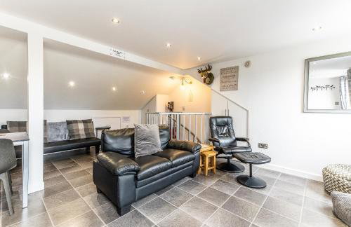 UPSIDE DOWN HOUSE - Sleeps up to 6 Guests - Great for Family and Friends Gatherings,Corporate events ,Near Sherwood Forest at Fairview Farm in Nottingham set in 88 acres - Foto 2