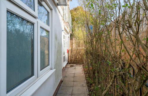 2 Bed Flat in Woking Central - Foto 59