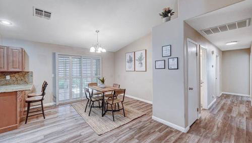 Cozy Getaway with King Bed, BBQ & Spacious Backyard - Foto 3