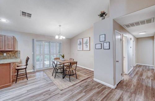 Cozy Getaway with King Bed, BBQ & Spacious Backyard - Photo 3