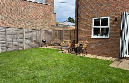 4BR - 3BA - Fast Wi-Fi - Free Parking - Garden - EV Point - Photo 6