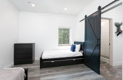 38-Acres of Luxury: 9BR, Indoor Pool, Gym, Near ND - Foto 60