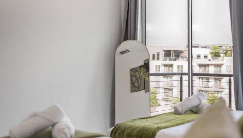 City View 2BR I Parking I King Bed I Workspace - Foto 2