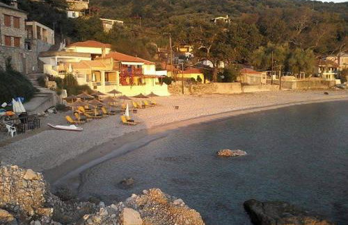 Kamari Beach guest house - Photo 11