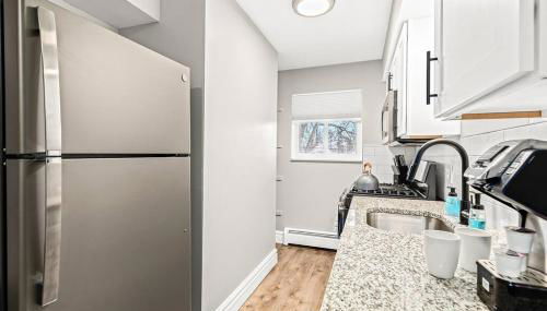 Luxury King Suite - Newly Renovated in Mt. Clemens - Photo 2