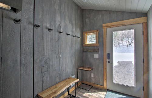 Slopeside Burke Mountain Condo with Fireplace! - Foto 13