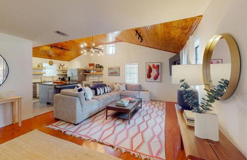 Dog-Friendly Waterfront Home with Dock, Grill, Water Views, Patio, Washer/Dryer - Photo 4