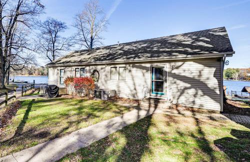 Dock and Gazebo! Lakefront Duplex Near South Haven - Foto 29