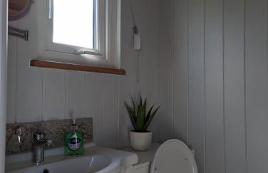 Red darren luxury hut - Photo 12