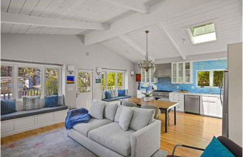 Gorgeous 3-bdrm home, walk to town and beach - Photo 6