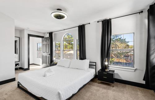 Stunning Carrollton Castle with 4 Bedrooms + Pool + Media Room - Foto 28