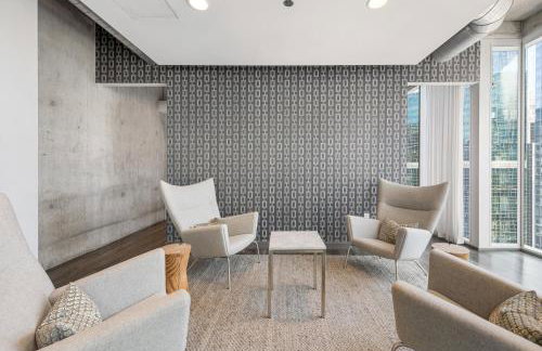 Linea Luxury Living with Indoor Pool and Rooftop Views in The Loop - Photo 5