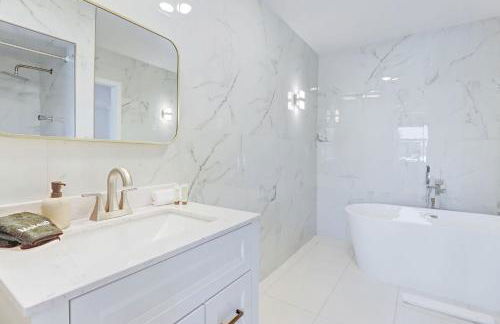 Solara: Waterfront Estate, Pool, Dock, Private Guest Suite - Foto 59