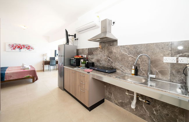 Islet Promenade Studio with Hot Tub and Panoramic Sea Views by GetawaysMalta - Foto 13