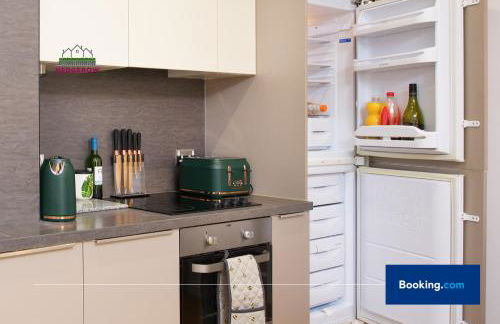 Premium Deals on Modern 2 -Bed 2-Bath Central City for Movers & Pros by Hedgerow l Embrace comfort and ease with our inviting 2 bedroom apartment l Attractions like Science and Industry Museum, Manchester Museum & Manchester Art Gallery - Foto 9