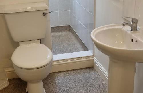 Spacious Apartment Near Rochdale Centre Train Tram Bus Free Parking Fast Wi-Fi - Foto 8