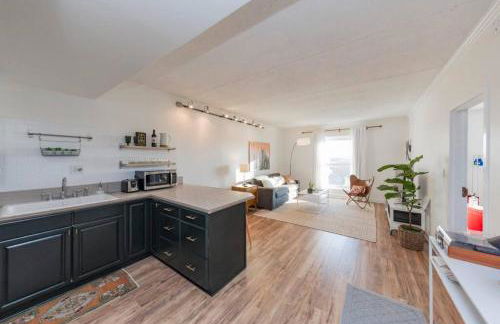 Music Row Retreat with Pool and Free Parking, Walk to Bars! - Foto 13