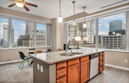Luxury 13th Floor Condo: Downtown/ Parking 13 /Gym - Photo $