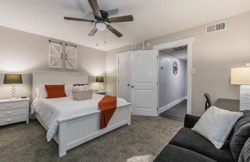 Cozy 2BR Farmhouse Apt - Sleeps 8 - FREE Parking! - Photo 18