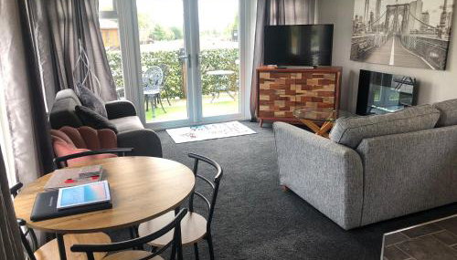 Spacious Lodge With Hot Tub - Foto 5