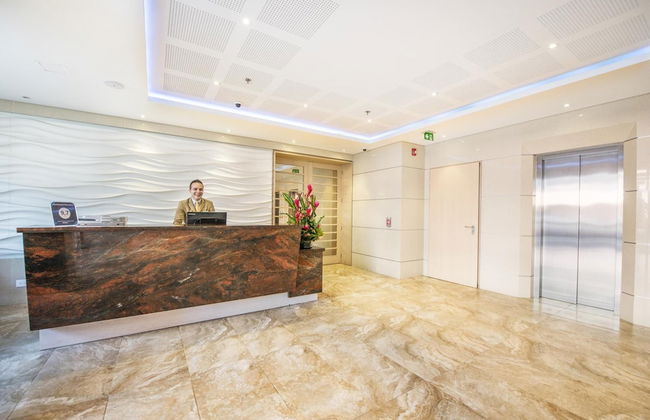 Hotel Plaza Suites - Photo 37