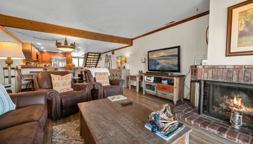 Shores Lakefront Condo - Walk to Village, Lake Views, Deck with BBQ - Foto 4