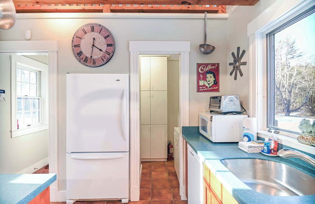 4 BDR w/ Private Hot Tub, Backyard and Deck! - Photo 10