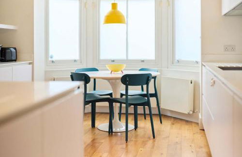 The Clapham Crib - Spacious 4BDR House with Patio - Photo 40