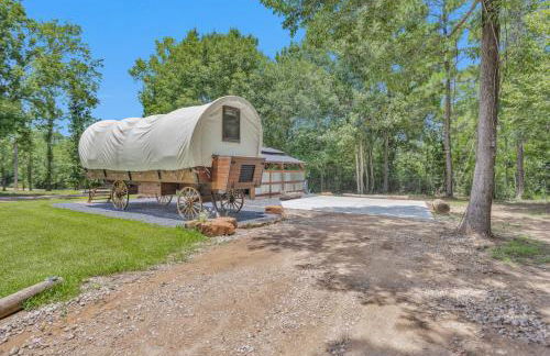 Secluded Luxury Wagon with Pond, King Bed, Full Bath, Patio - Foto 17