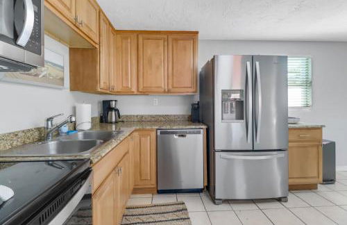 Little Beach House w/ POOL&SPA - 5 minutes to Vanderbilt Beach (Pet Friendly) - Photo 14