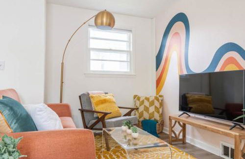 Retro Retreat: 1br home w/ WFH desk, livingroom, and fire pit - Foto 30