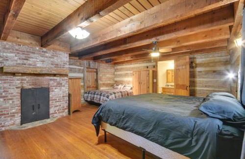 Historic Clark Cabin with Deck and Fishing Pond Access - Foto 14