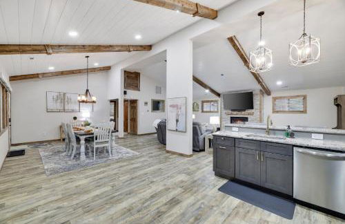 Whiskey Pines Retreat! Single Level Home, Outdoor Firepit, AC, BBQ! Sleeps 9 in Lake Harmony! - Foto 11