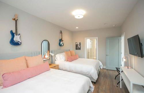 Roof Deck Grill VIEWS 2 Miles from Broadway - Foto 36