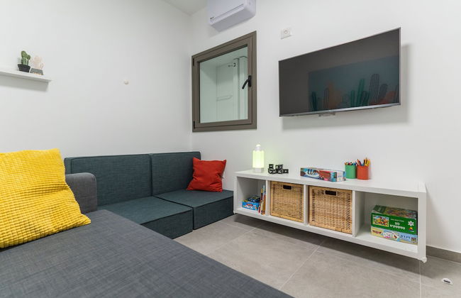 Sunlit Balcony & Coastal Charm by Sea N' Rent - Foto 14