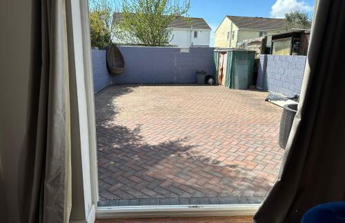 Stylish & Cosy Home in Bridgend with free parking - Photo 38