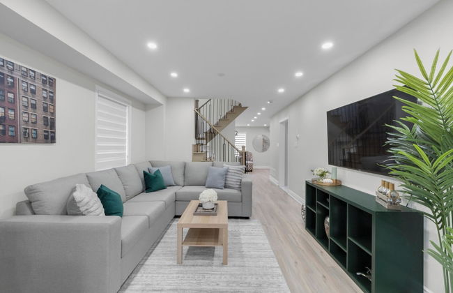 Beautiful House - On A Quiet Street - Photo 33