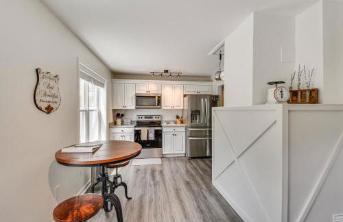 Waterfront Townville Home with Hot Tub and Dock! - Foto 10