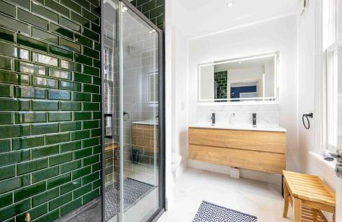 The Lymington Hub Slps 13 hot tub/chef/spa - Photo 50