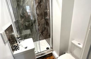 FRESH Flat in Leek, Staffordshire - Photo 15